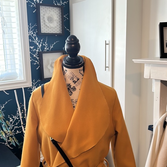 Gorgeous mustard yellow, light weight jacket!! In Size M - Picture 14 of 16